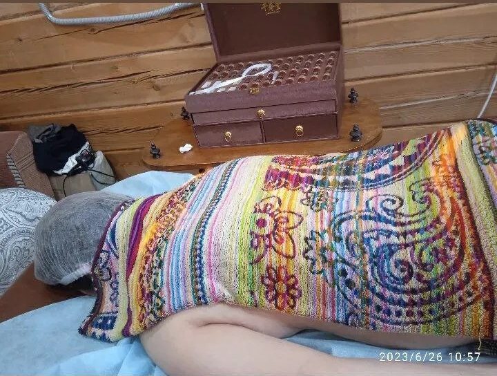 Приём в кабинете: составы на столике рядом с кушеткой