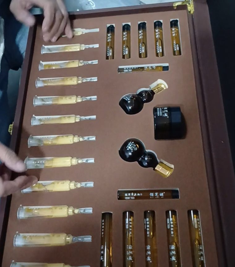 Травяные настойки для огненного массажа в деревянном футляре